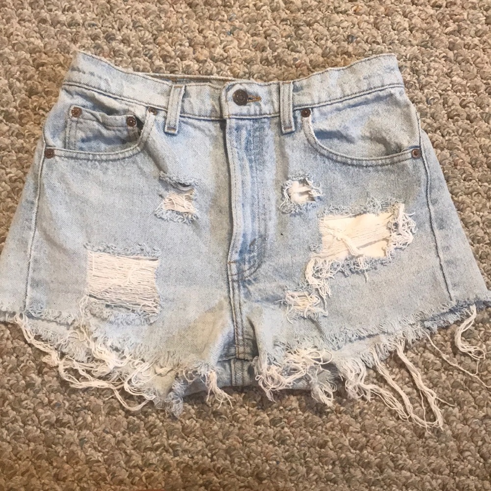 Distressed Lightwashed Levi Shorts